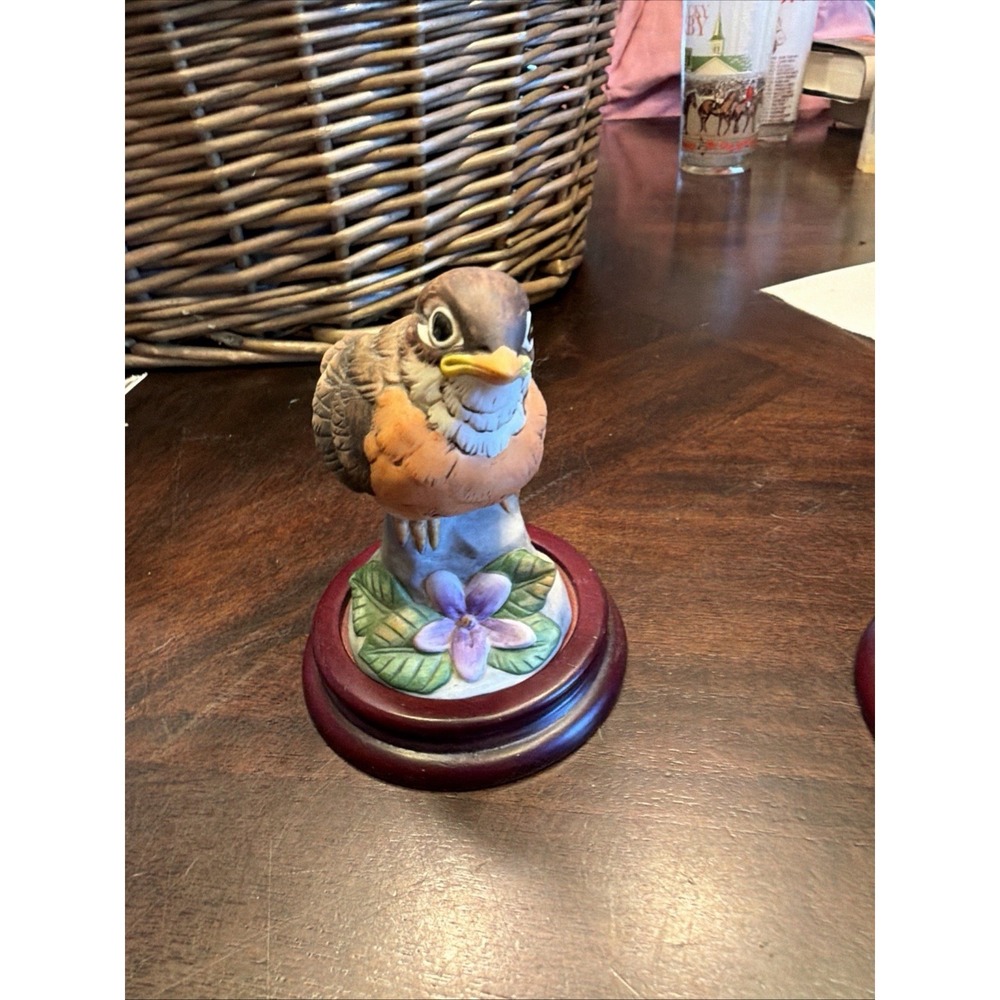 Robin by Andrea Sadek porcelain Bird Figurine Base